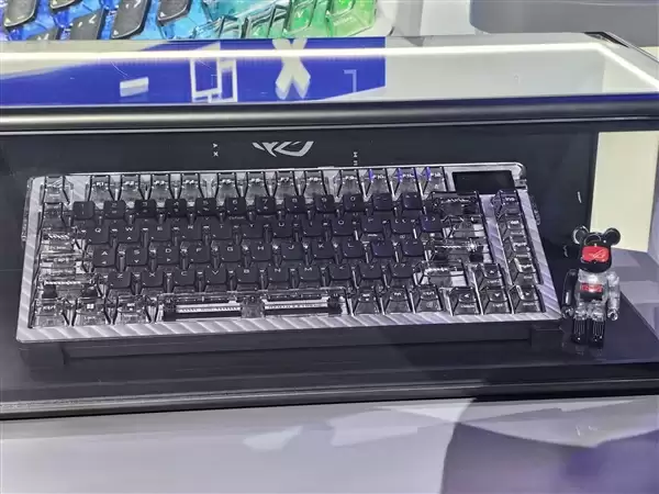 2199元起 华硕ROG发布积木熊联名键盘、路由器