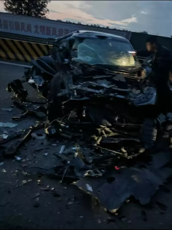 智己LS6撞上大货车当场报废 车主仅受1毫米擦伤