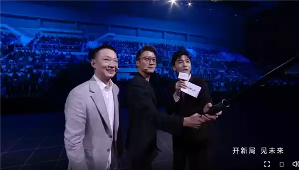 荣耀首款自进化AI智能体YOYO“超能力”炸场：现场比价PK观众 实力碾压完胜