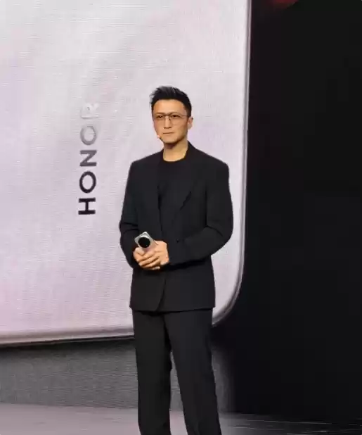 谢霆锋亮相荣耀发布会！CEO李健深情透露背后合作原因