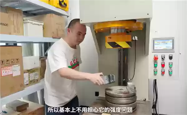 iPhone Air液压机暴力抗弯测试：100公斤终于压断了