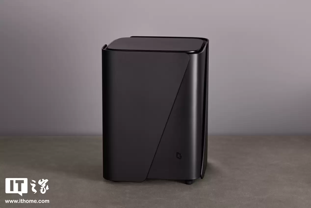 【IT之家开箱】八盘位设计，质感与实用并存，极空间 Z425 私有云开箱图赏