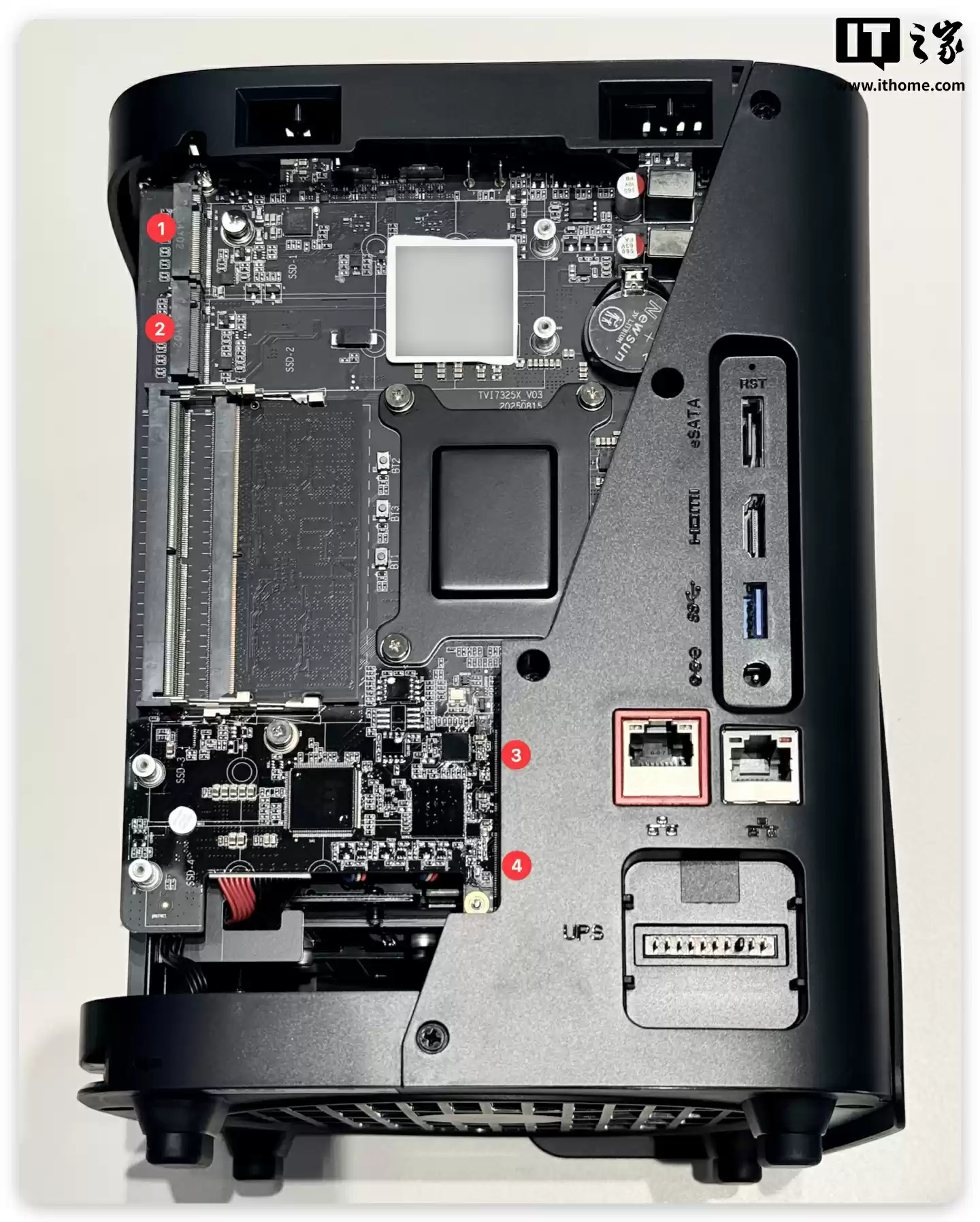 【IT之家开箱】八盘位设计，质感与实用并存，极空间 Z425 私有云开箱图赏