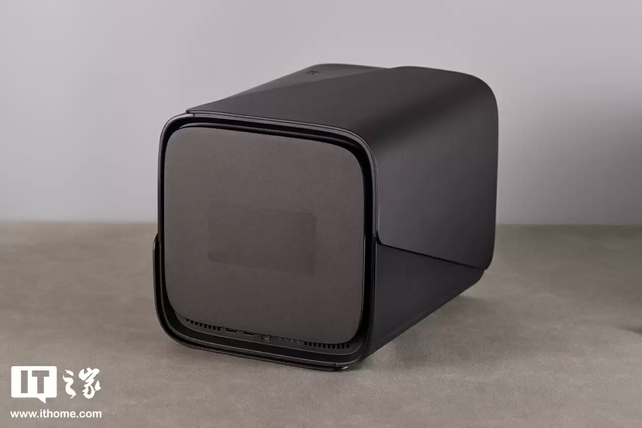 【IT之家开箱】八盘位设计，质感与实用并存，极空间 Z425 私有云开箱图赏