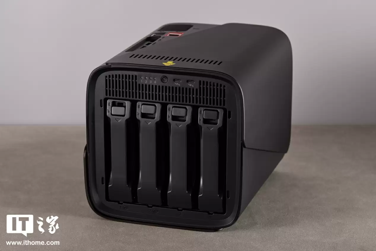 【IT之家开箱】八盘位设计，质感与实用并存，极空间 Z425 私有云开箱图赏