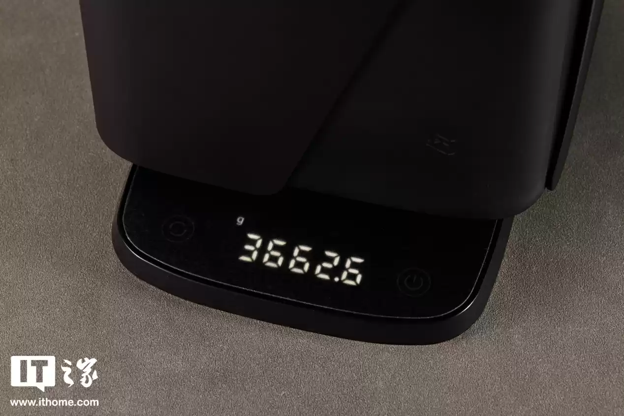 【IT之家开箱】八盘位设计，质感与实用并存，极空间 Z425 私有云开箱图赏