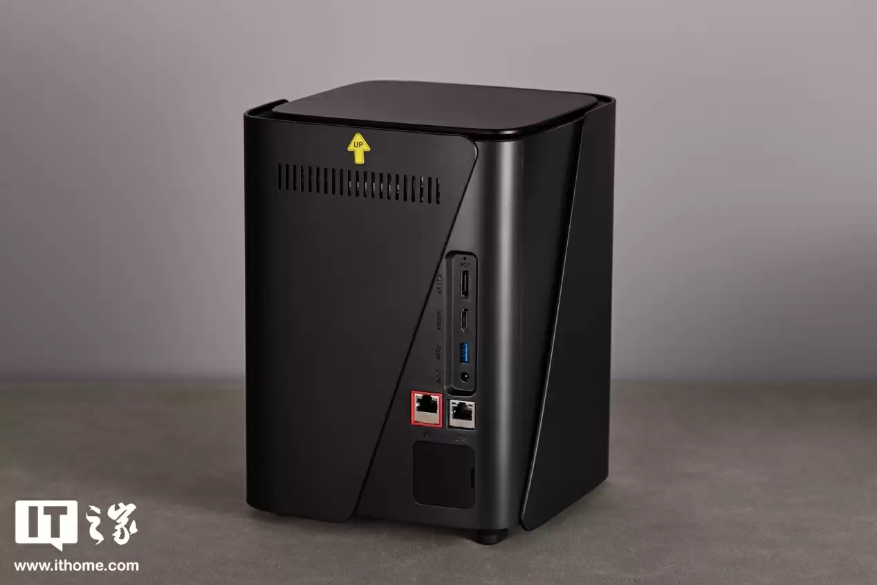 【IT之家开箱】八盘位设计，质感与实用并存，极空间 Z425 私有云开箱图赏