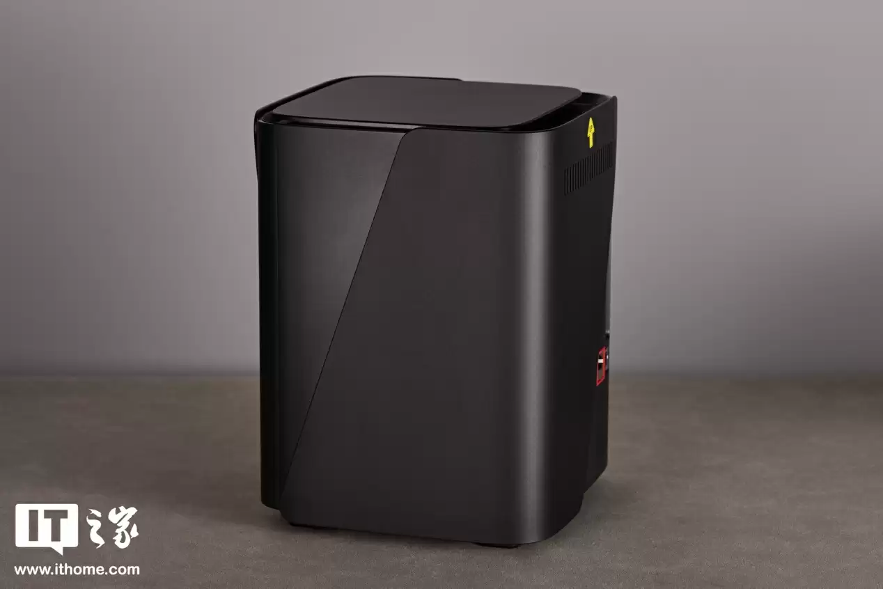 【IT之家开箱】八盘位设计，质感与实用并存，极空间 Z425 私有云开箱图赏
