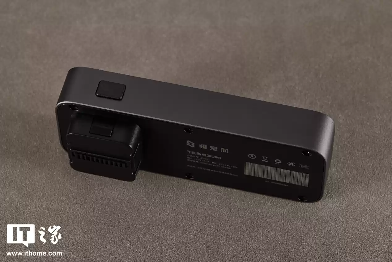 【IT之家开箱】八盘位设计，质感与实用并存，极空间 Z425 私有云开箱图赏