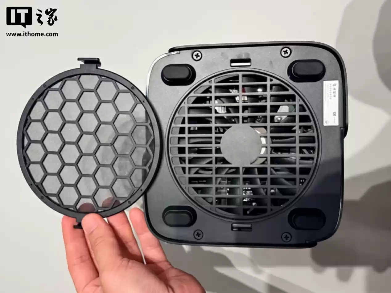 【IT之家开箱】八盘位设计，质感与实用并存，极空间 Z425 私有云开箱图赏