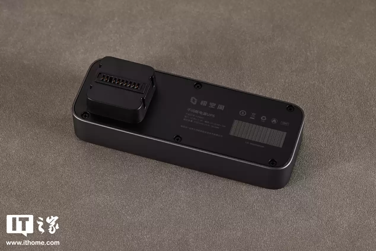 【IT之家开箱】八盘位设计，质感与实用并存，极空间 Z425 私有云开箱图赏