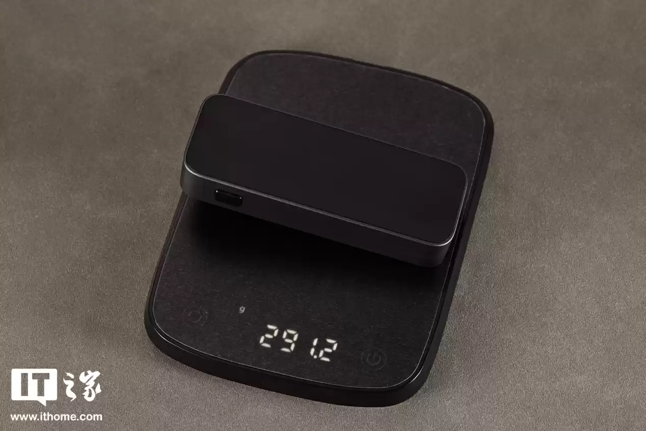 【IT之家开箱】八盘位设计，质感与实用并存，极空间 Z425 私有云开箱图赏