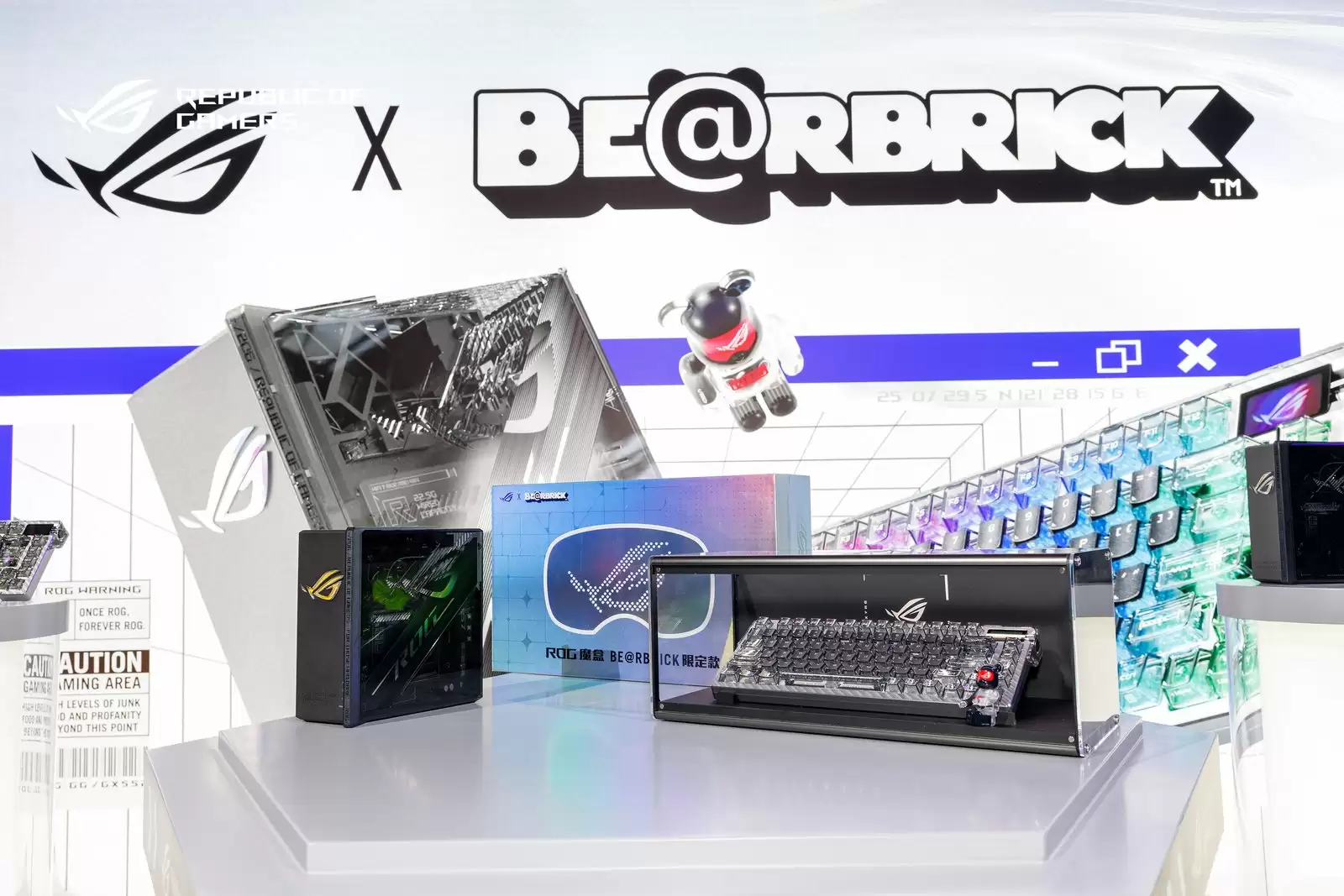 华硕 ROG 推出 BE@RBRICK 潮玩联名夜魔 Extreme 键盘、魔盒路由器，透明设计