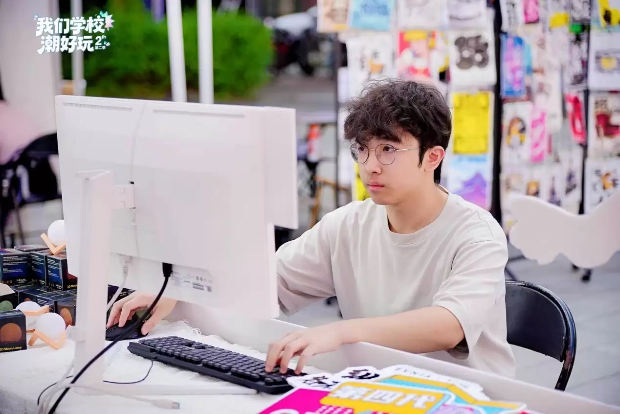   S2校园“潮好玩”走进成都锦城学院 EVNIA飞利浦双核电竞显示器高光闪耀