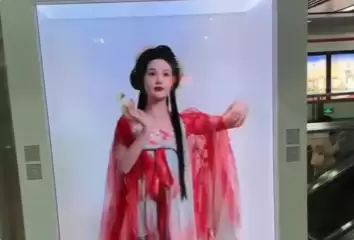 地铁裸眼3D广告里女子被困不停跳舞 网友:太诡异了!