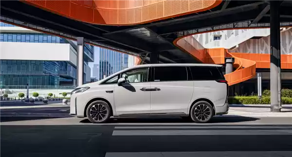 魏建军上新MPV 枪口对准埃尔法