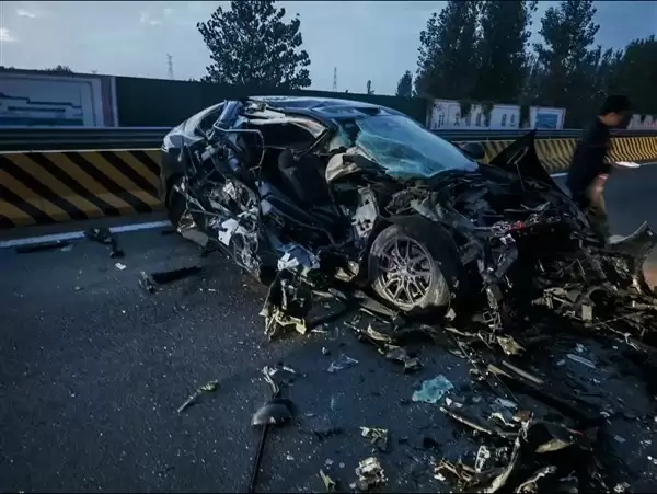 智己LS6惨烈碰撞整车解体 车主毫发无伤全靠硬核安全设计