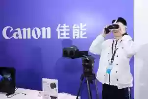 图片包含 物体, 人, 穿着, 站AI 生成的内容可能不正确。