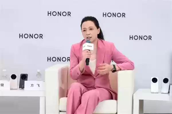 从iPhone到ROBOT PHONE：荣耀掌控未来AI话语权