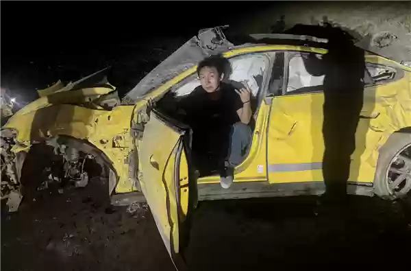 新疆一小米SU7 Ultra飞下10多米翻滚多圈 车主感谢雷军:门能开 没起火