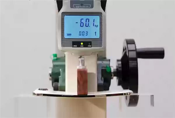 iPhone Air液压机暴力抗弯测试：100公斤终于压断了