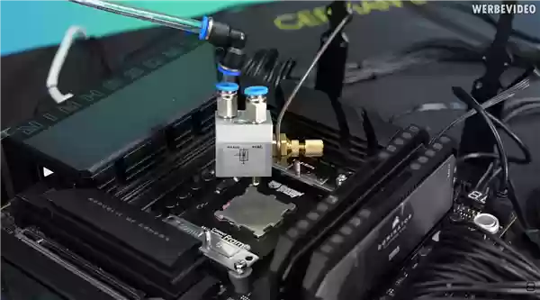 大神玩家动手：9800X3D用上超算的喷雾冷却！可惜不是太完美