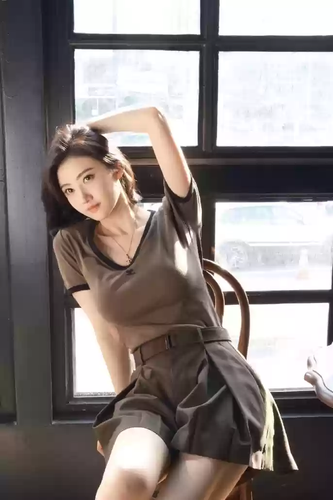 景甜AI建模身材引热议 气质美照再展迷人曲线