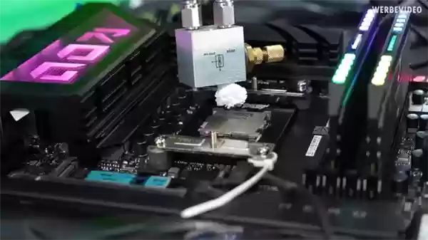 大神玩家动手：9800X3D用上超算的喷雾冷却！可惜不是太完美