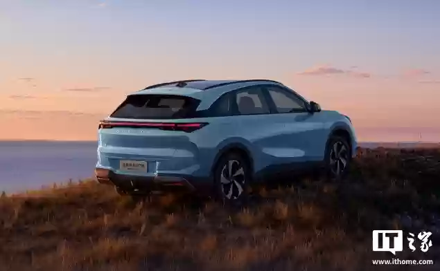 极狐全新阿尔法T5将于10月28日上市：纯电/增程双版本，预售12.38万元起