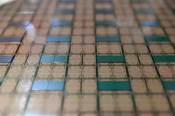 英伟达AI芯片在华份额暴跌至0%！中国移动2028年将建成10万张卡GPU集群 只用国产芯片