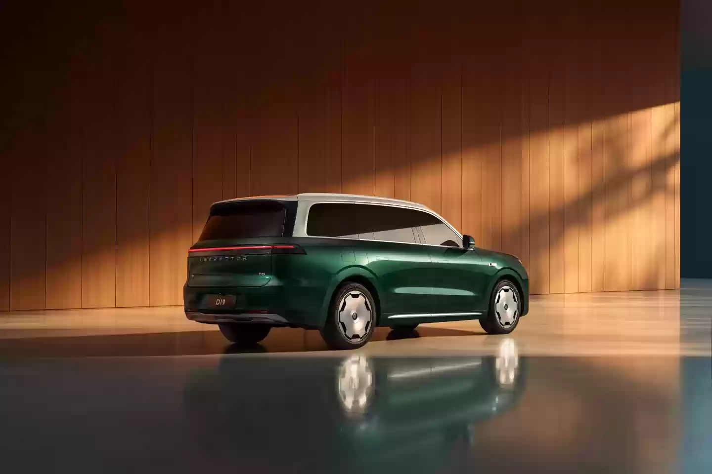 零跑 D19 豪华旗舰 SUV 亮相：增程版纯电续航 500km，纯电版搭载 115kWh 电池