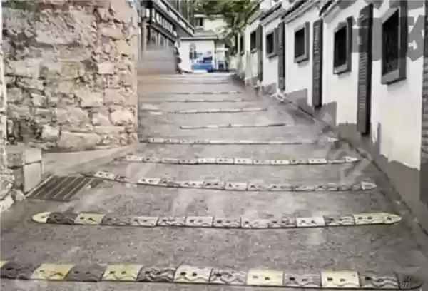 20米下坡路装了16条减速带 交警回应：设置前征集过意见