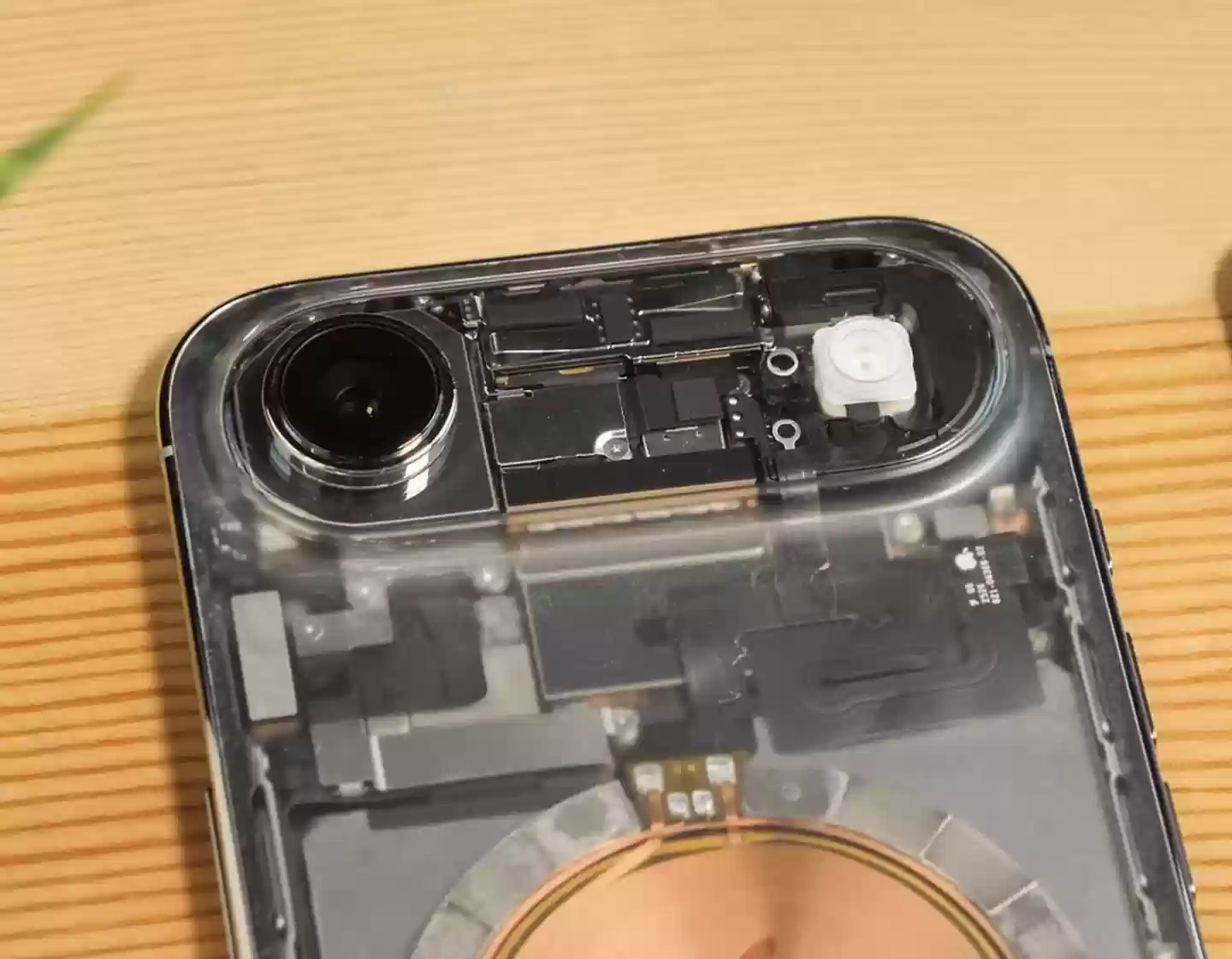 博主成功拆解苹果 iPhone Air，刮去背板涂层后重新组装打造“透明版”机型
