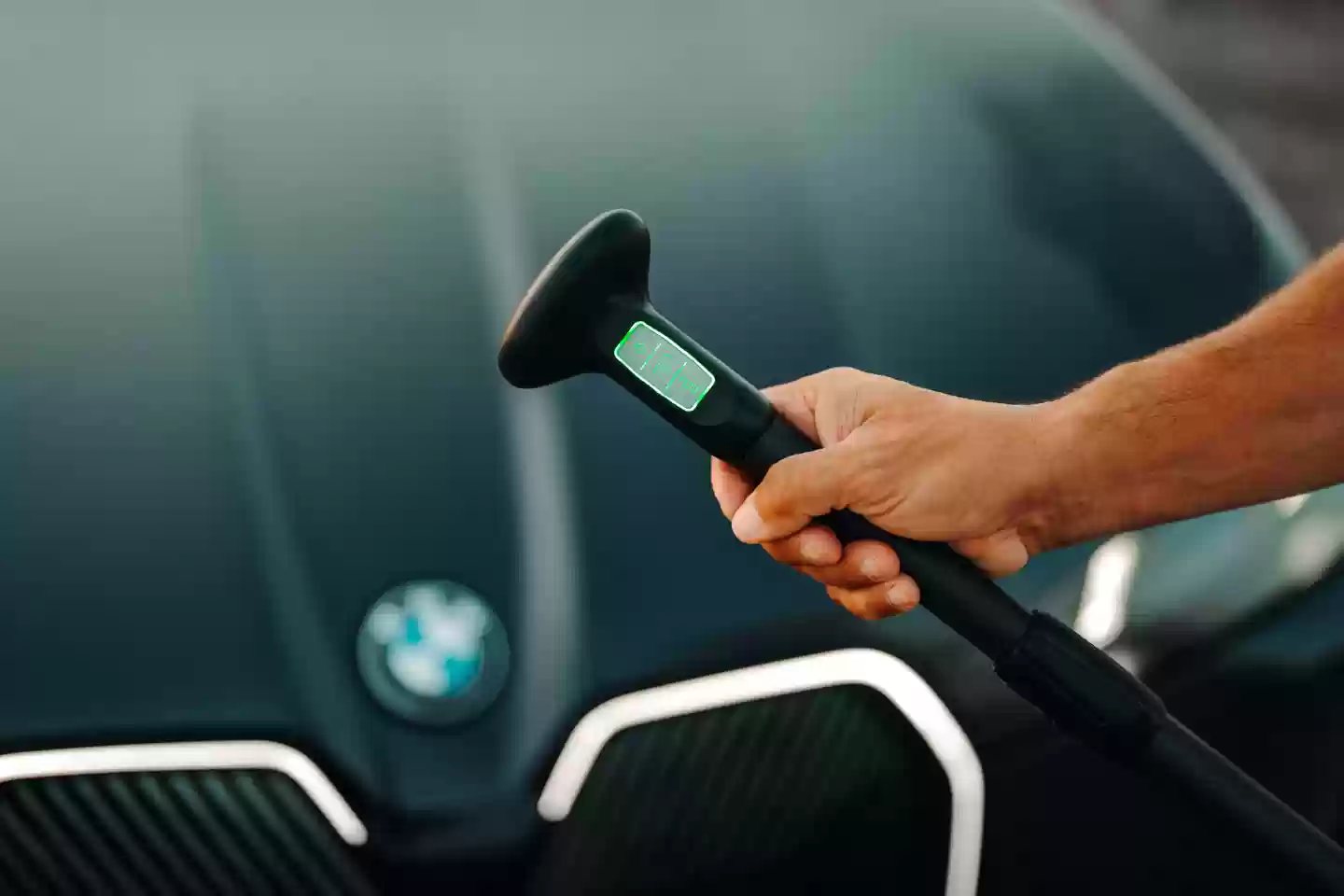 宝马首次推出自充气电动立式桨板，开辟全新水上运动市场