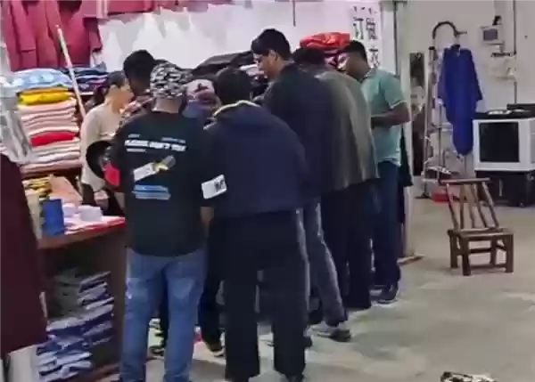 印度游客扎堆寿衣店试穿购买+真相澄清：老板还给打了6折
