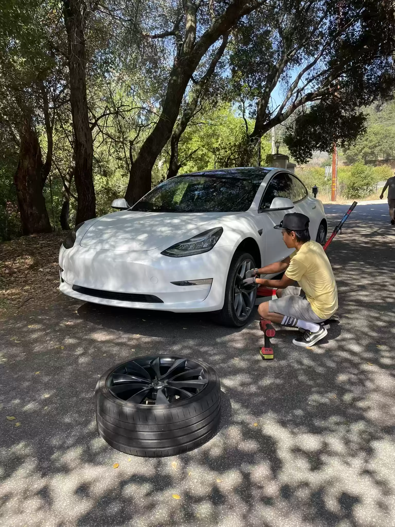 特斯拉确认 Model 3 / Y 标准版减配胎压传感器，车主褒贬不一