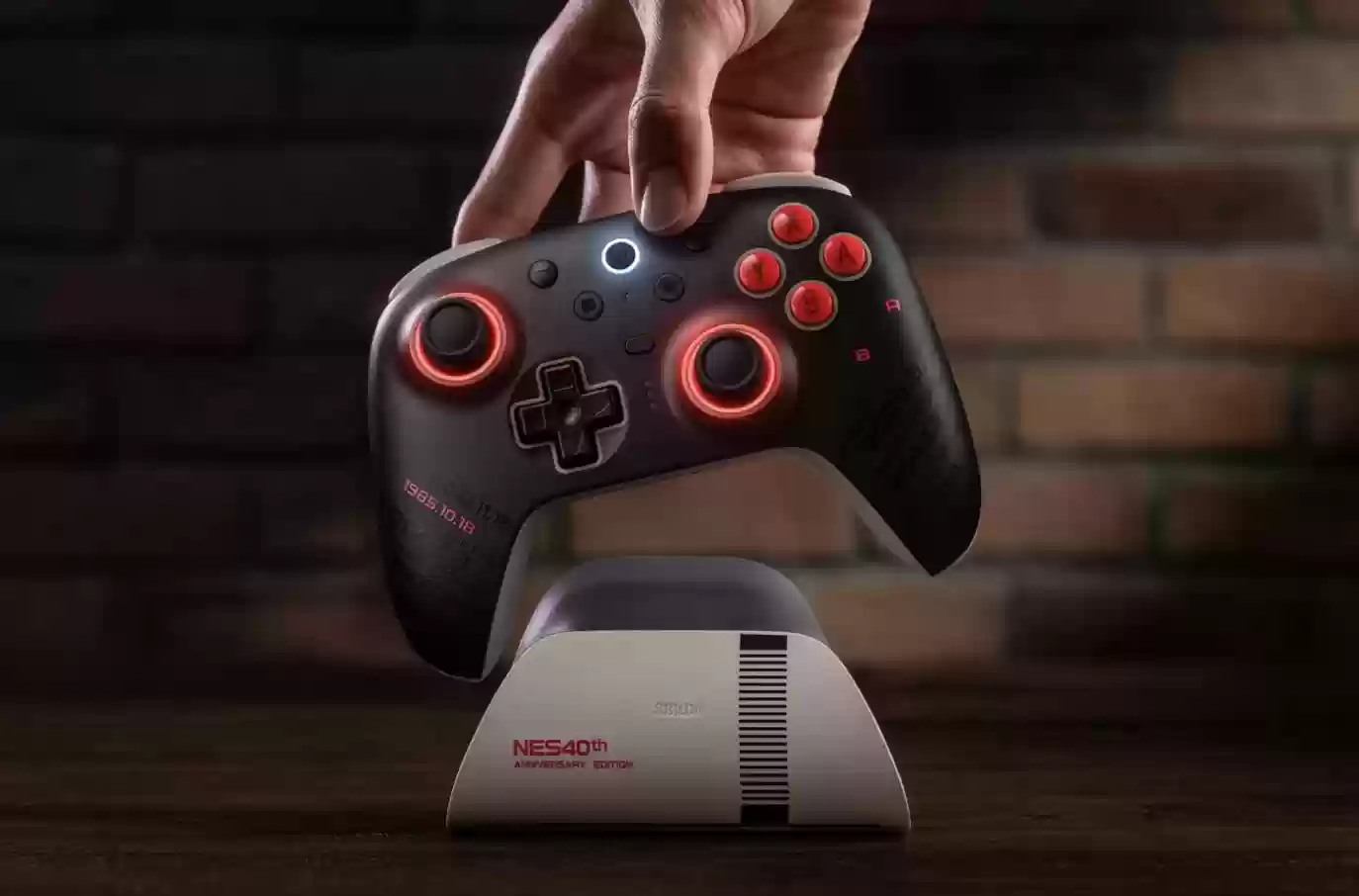八位堂推出“任天堂NES游戏机40周年”主题限定外设硬件:无线手柄、机械键盘、蓝牙音箱