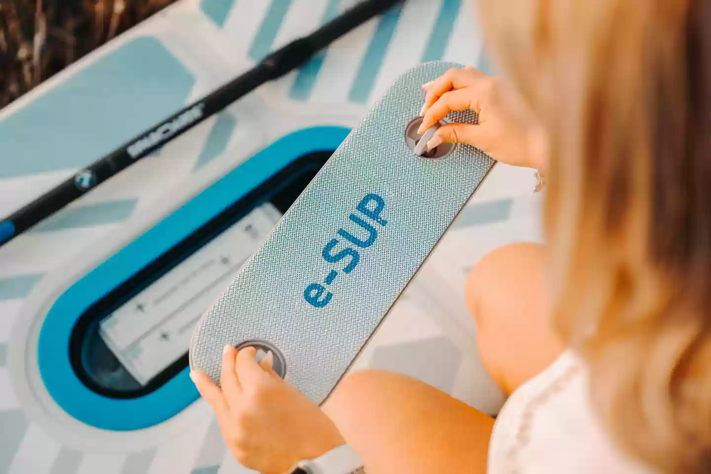 宝马首次推出自充气电动立式桨板，开辟全新水上运动市场