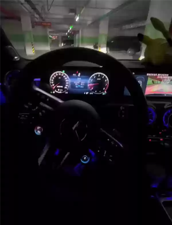 奔驰车主地库测试自动泊车 网友笑翻了