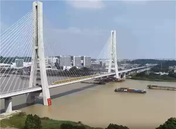 贴地飞行！广湛高铁检测列车成功跑出385公里最高时速