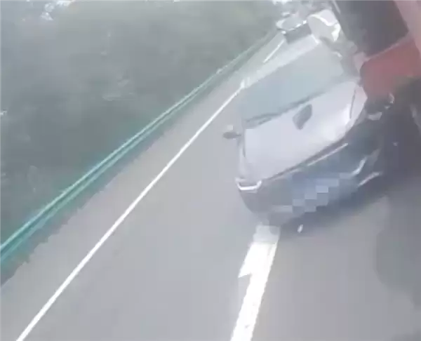 高速公路并线安全提示