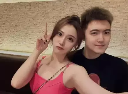 张雪生前与丈夫合影