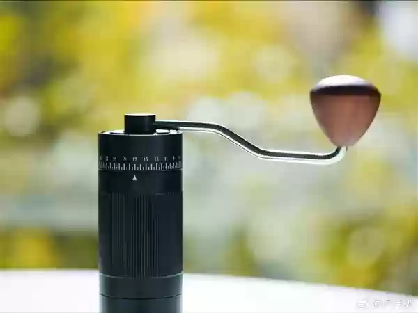 卢伟冰晒出REDMI K90邀请函：低音咖啡+手摇磨豆机 非常有意思