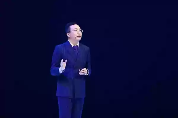 前荣耀CEO赵明发布2025年首条微博 还在用荣耀Magic7 Pro