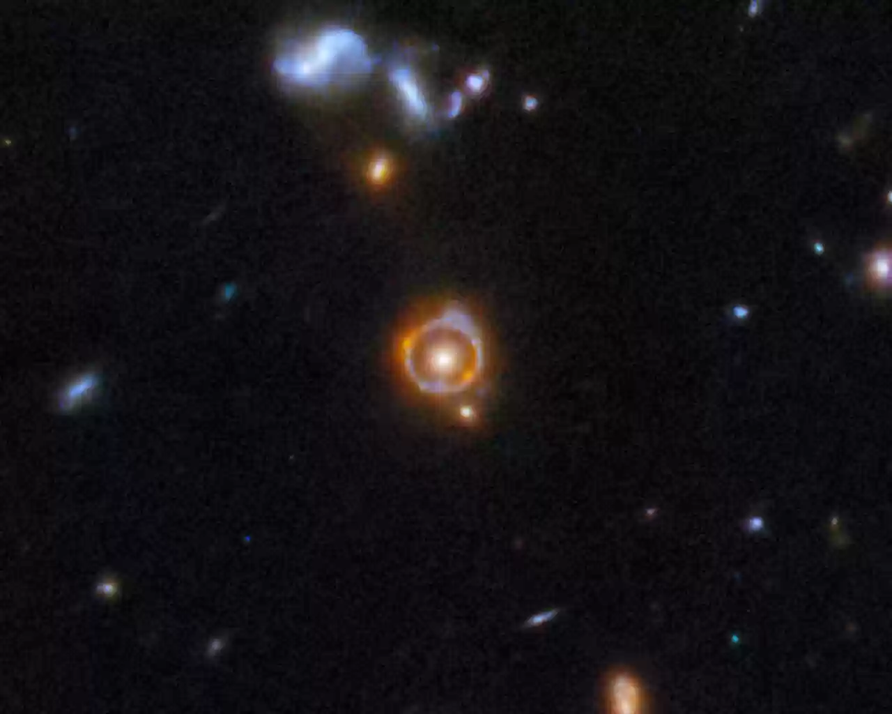 韦布望远镜首张“引力透镜”照片公开亮相,展现浩瀚宇宙的壮丽景象