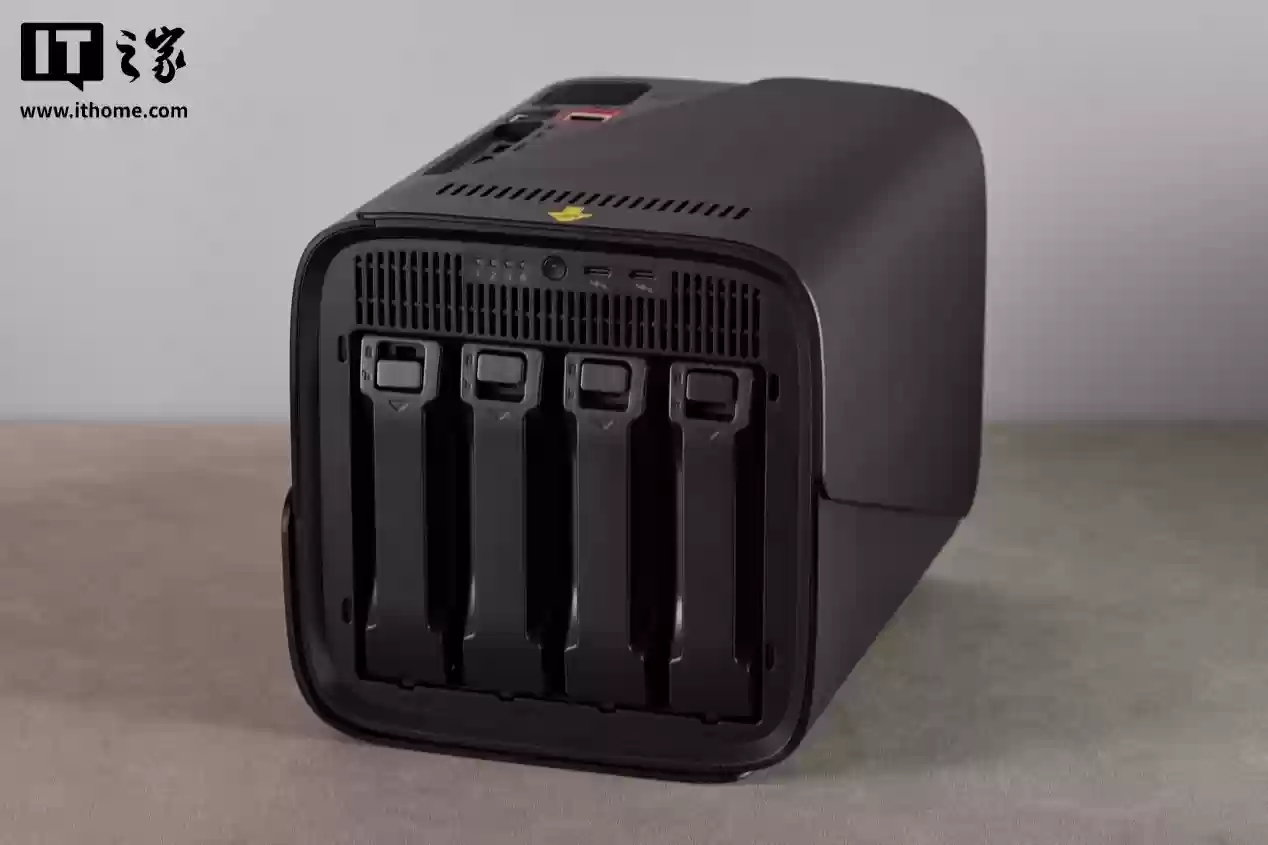 【IT之家评测室】Intel Core Ultra 225H + 万兆网口，跨代领先，极空间 Z425 私有云体验评测