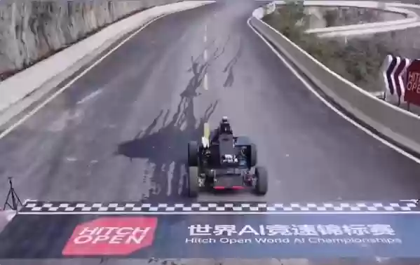 AI赛车闯过天门山“99道弯”：1100米垂直落差 全程10.77公里！