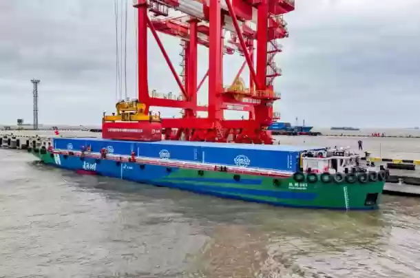 全球首艘醇氢电动集散两用船“远醇001”首航，上港集团与吉利控股合作签约