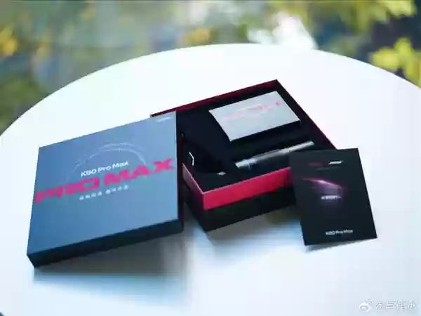 卢伟冰晒出REDMI K90邀请函：低音咖啡+手摇磨豆机 非常有意思