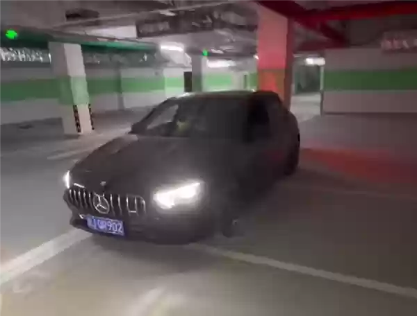 奔驰车主地库测试自动泊车 网友笑翻了